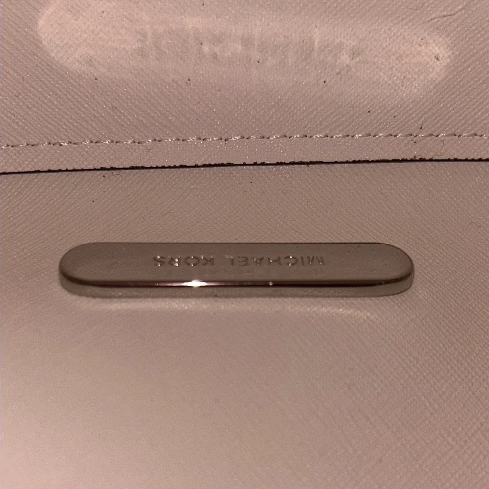 Michael Kors Suri Optic White Large Bucket Messenger Bag. NWT